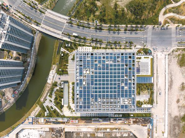             俯瞰临港人工智能科学中心，犹如一片芯片  本报记者  陈梦泽  摄          