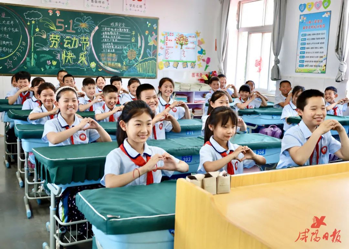 在秦都区马庄小雅小学，老师正带领同学们做手势舞。咸阳日报全媒体记者 周思文 摄（资料图）