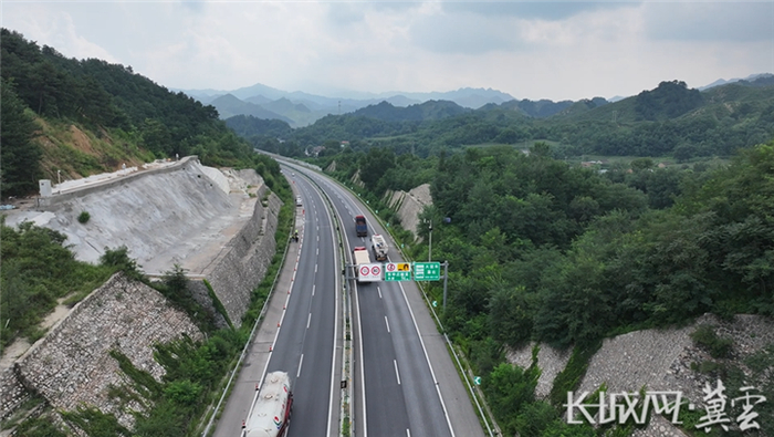 张石高速涞水至涞源段K92+450段路堑高边坡。河北省交通运输厅 供图