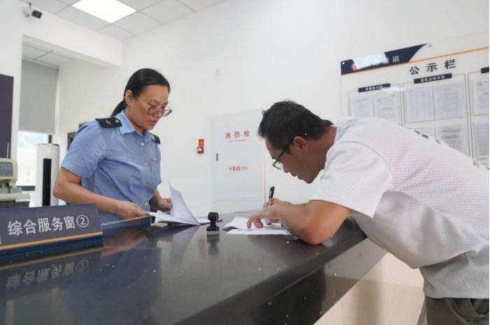 南宁国际铁路港货运营业厅工作人员指导客户办理业务。（国铁南宁局供图）