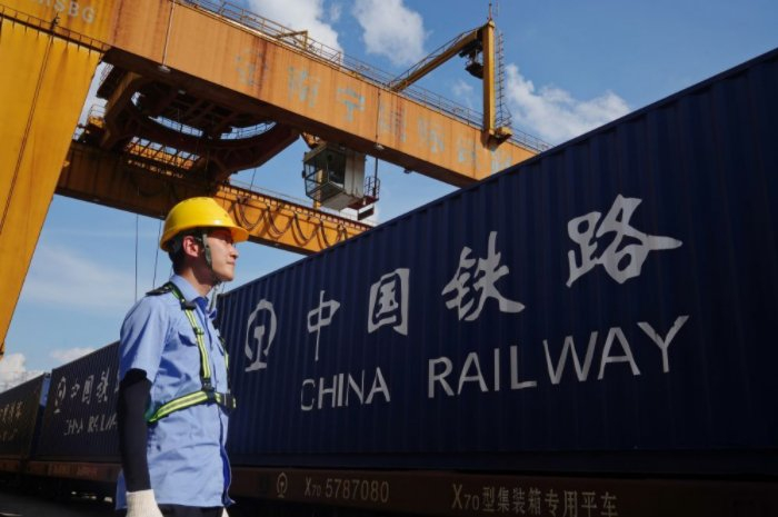 工作人员在南宁国际铁路港检查中越班列装运情况。（国铁南宁局供图）