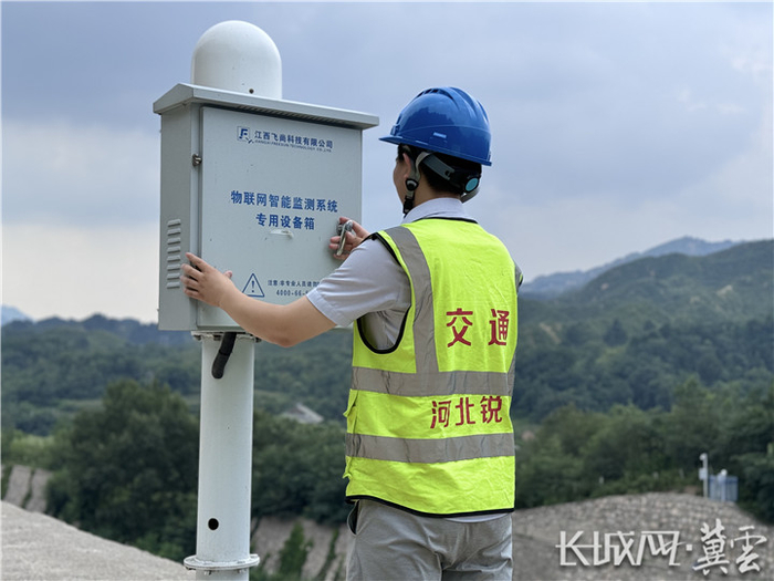 张石高速涞水至涞源段K92+450段路堑高边坡上的传感器设备。长城网·冀云客户端记者 张谢雅 摄