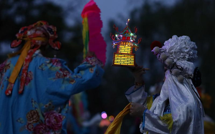 高跷表演中的戏楼灯笼