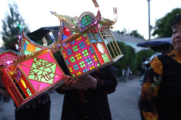 时金亮制作的戏楼灯笼