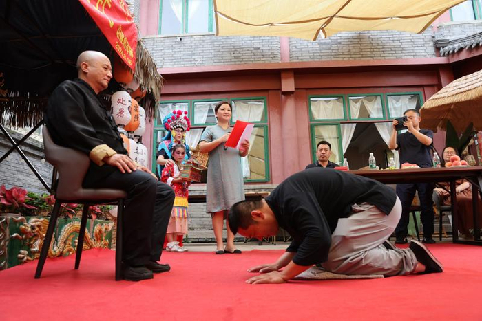 赵建伟向时金亮行拜师礼