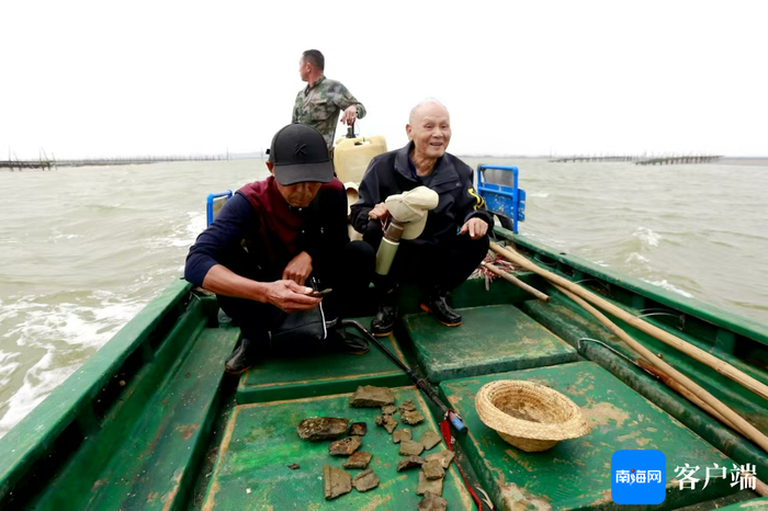 王家道（右）在西排湾遗址捡拾了一批缸、瓦、壶、瓶等碎片。本人供图