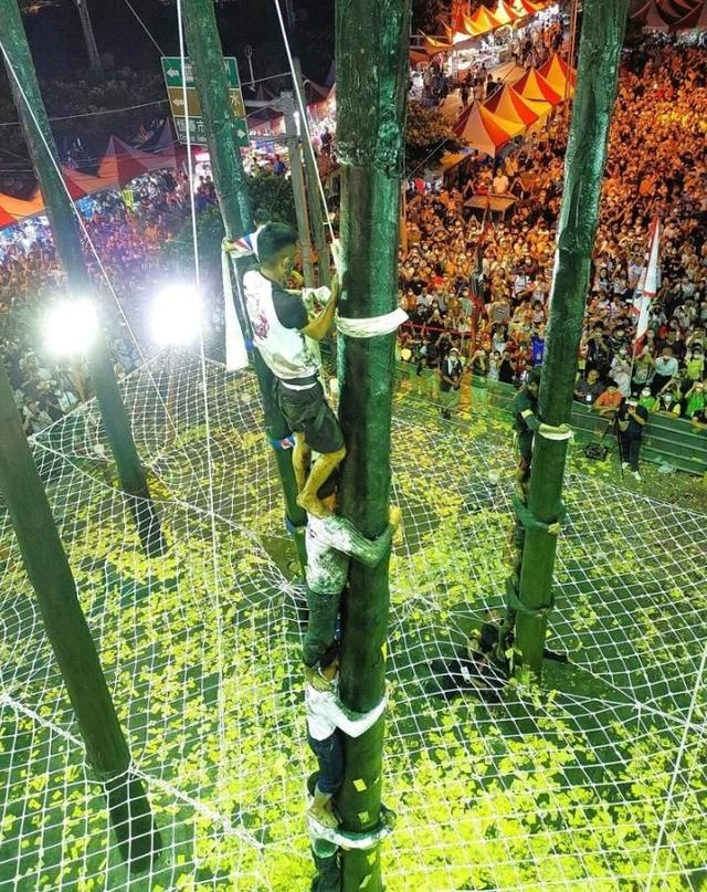 恒春中元抢孤活动现场。图片来源：联合新闻网