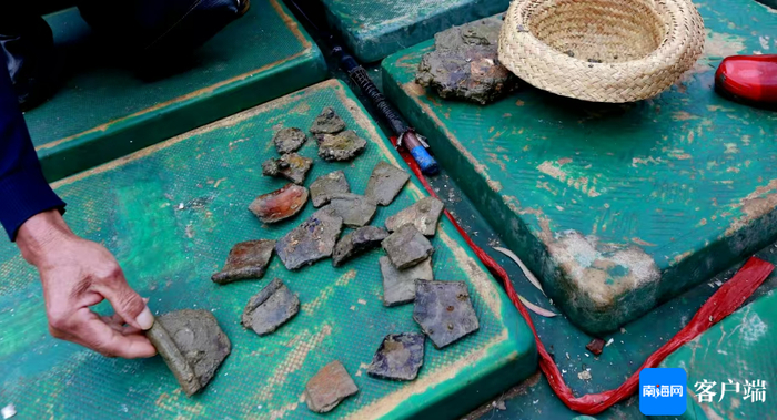 王家道在西排湾遗址捡拾的一批缸、瓦、壶、瓶等碎片。本人供图