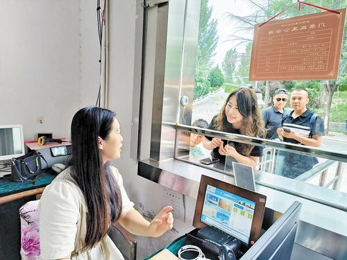     8月14日，来自北京的游客在临漳县铜雀三台遗址公园售票处参与“背成语、享优惠”活动。本报记者 陈正摄