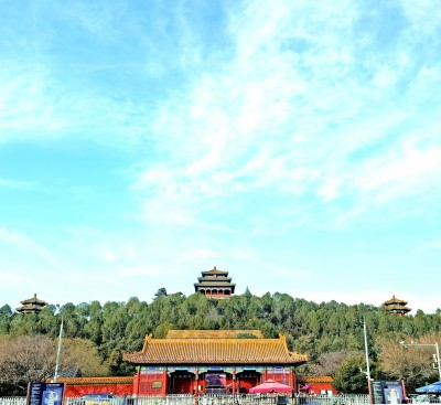 从故宫神武门向北远眺景山，山顶即为中轴线制高点万春亭。李韵摄/光明图片