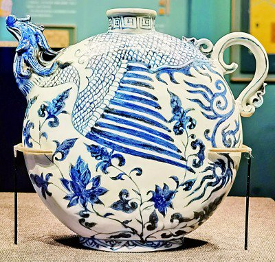 元大都遗址出土的青花凤首扁壶 李韵摄/光明图片