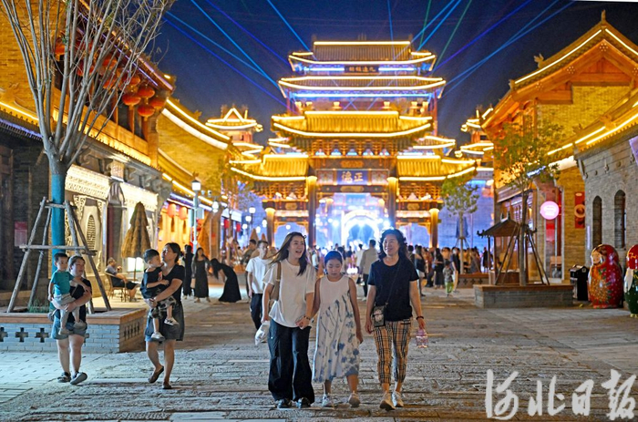 游客在万全右卫城游览。（资料片）河北日报记者张昊摄