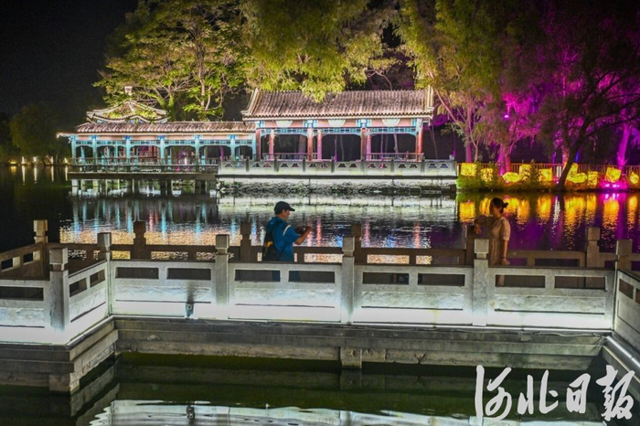 8月3日晚，游客在秦皇岛天下第一关景区夜游拍照留念。河北日报记者赵杰摄