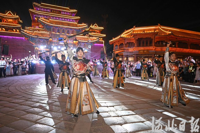 精彩的万全右卫城实景演出吸引了众多游客。（资料片）河北日报记者张昊摄