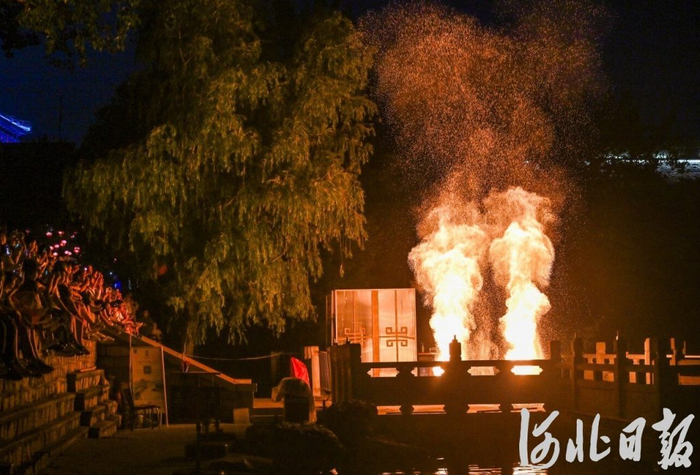 8月3日晚，游客在秦皇岛天下第一关景区观看表演。河北日报记者赵杰摄