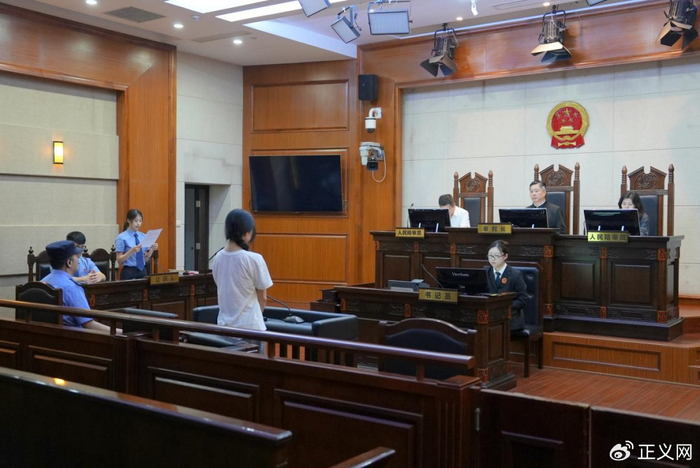 郑某庭审现场。