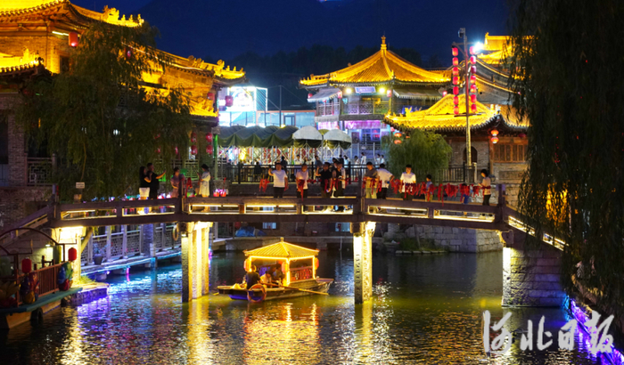 游客在石家庄龙泉古镇游玩。（资料片）河北日报记者史晟全摄