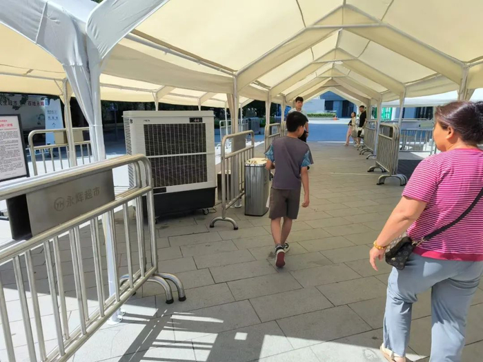 永辉超市郑州瀚海海尚店为客流准备的遮阳棚没被用上知危摄于 8 月 11日（ 星期日 ）下午三点