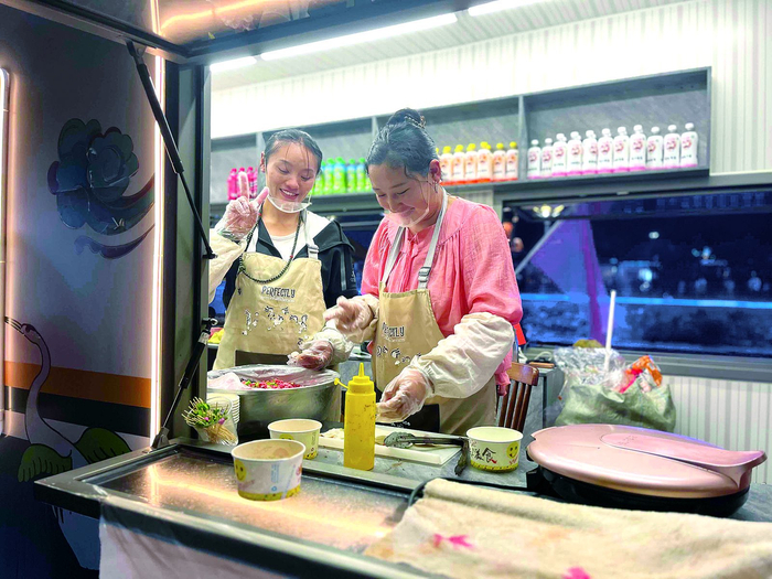 ◀特色夜市点燃玉树市康巴风情街。   本报记者 程宦宁 摄