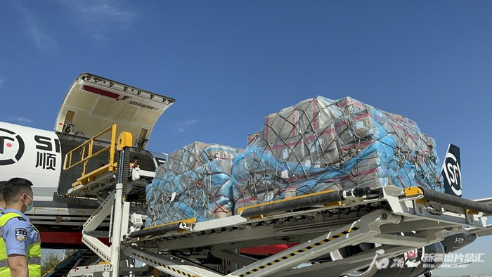 “天山号”乌鲁木齐—第比利斯国际全货机在装载跨境电商产品及新疆特色农产品快件。马相燕摄