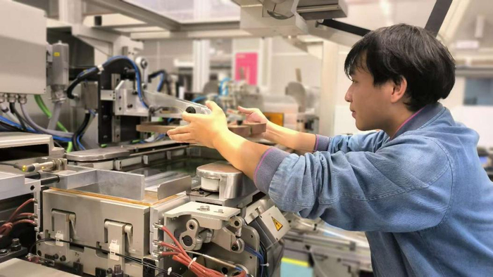 图为零陵卷烟厂维修工正在排除设备故障