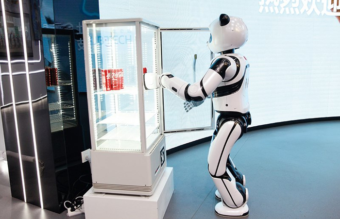 在深圳市优必选科技股份有限公司展厅内，熊猫机器人从冰柜中取出一听可乐（2024 年 2 月 29 日摄）洪泽华摄 / 本刊