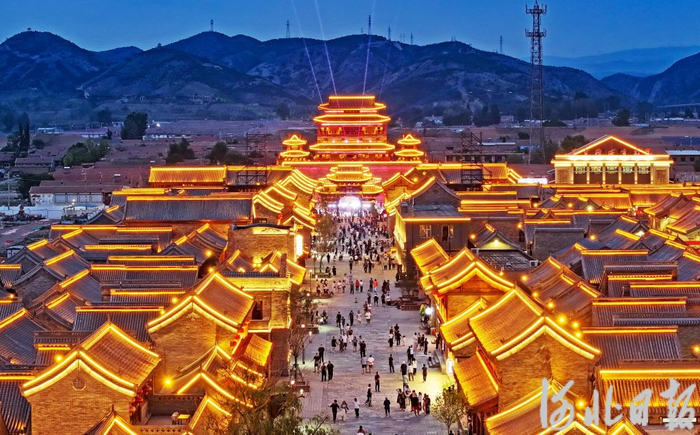 万全右卫城在灯光映衬下流光溢彩。（资料片）河北日报记者张昊摄