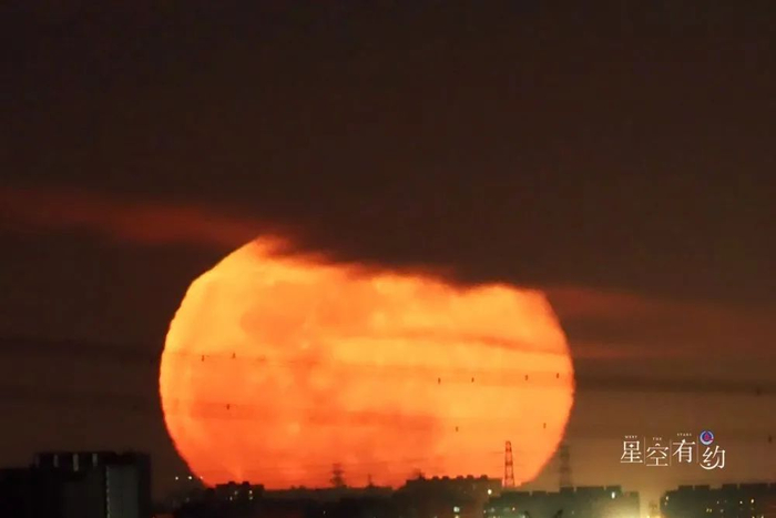 这是2020年4月8日在北京拍摄到的“超级月亮”。（星空摄影师王俊峰 摄）