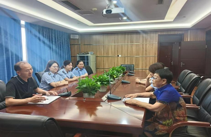 12315投诉台与老人座谈购买保健品的注意事项。