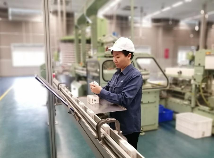 图为零陵卷烟厂工艺工进行外观质量检验