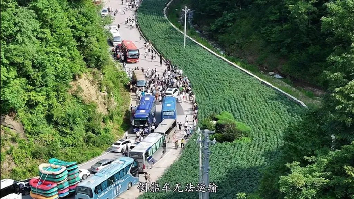 4.8公里景区道路上的拥堵情况。图片来自于红河谷景区官网视频截图