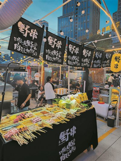 　　夜市美食广场。 图片由瓯海区三垟街道提供