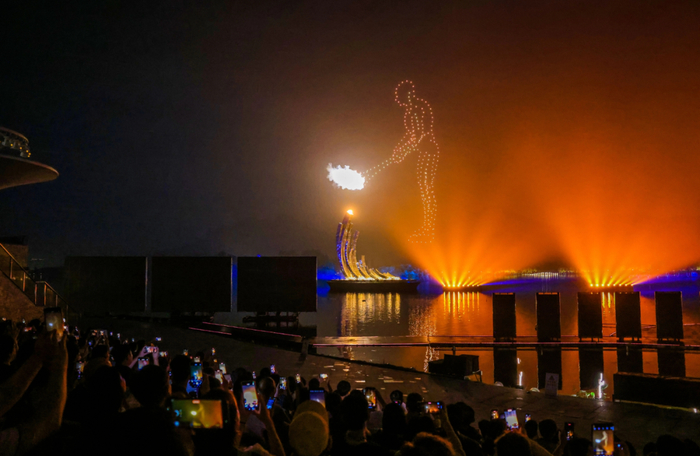 6月30日，大型数智湖景演艺秀《湘湖·雅韵》在湖山广场公演 图源：“萧山发布”微信公众号