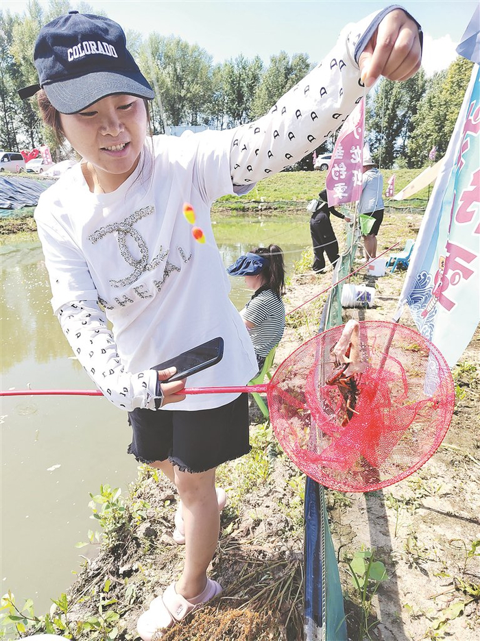 　　游客在捞虾。