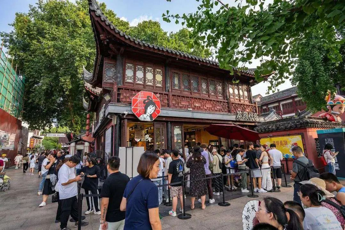 上：霸王茶姬早年门店；下：茶颜悦色2021年门店