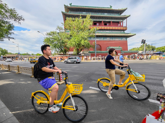 游客在中轴线鼓楼周边骑车游玩。邓伟摄
