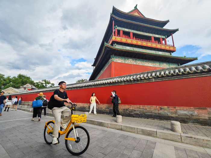 游客在中轴线鼓楼周边骑车游玩。邓伟摄