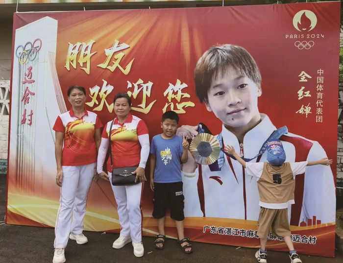 游客在奥运冠军全红婵家乡打卡 视觉中国 供图