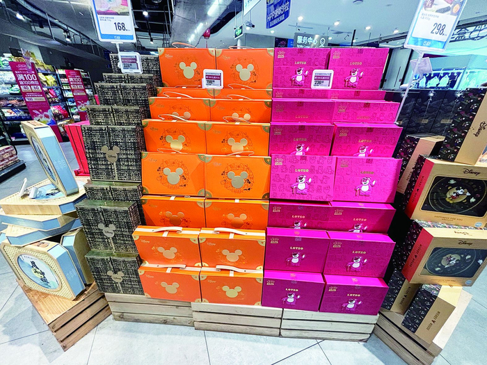 商超中的月饼包装上印着可爱的卡通人物。