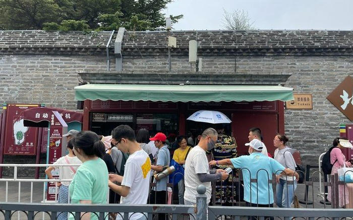 6月29日上午，北海公园，游客在人工售票窗口购票。新京报记者 吴婷婷 摄