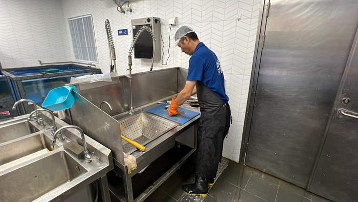 梅陇市场监督管理所执法人员对涉事门店进行检查。新京报贝壳财经记者 俞金旻 摄