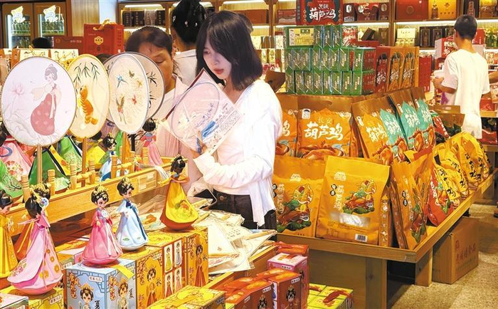 8月9日，游客在位于西安大雁塔北广场的一家陕西特产店内选购商品。