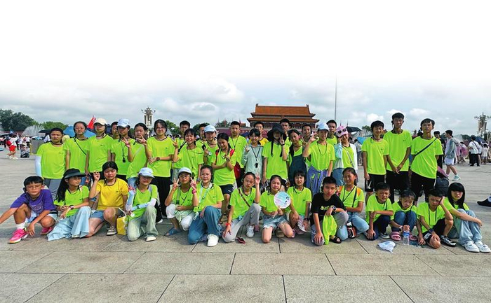     小营员们在天安门前开心合影。（本版图片均为刘明艳 杨丹丹 廖振宇 董雨涵 摄）