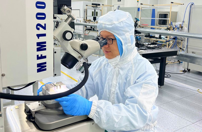 工作中的陈伟。受访者供图