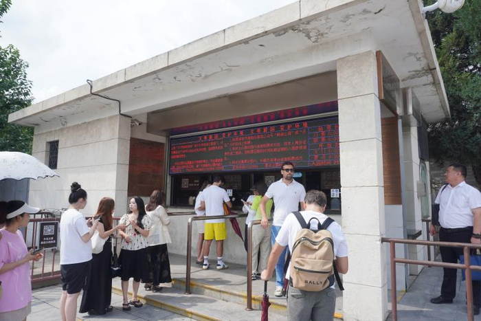 8月18日，天坛公园人工售票窗口，游客购买门票。实习生 姜扬涛 摄