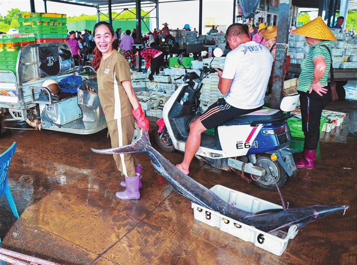 鱼贩售卖的旗鱼有1米多长。三亚日报记者 陈聪聪 实习生 江文滔 摄