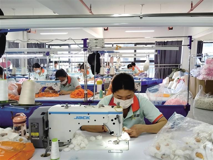 8月13日，陕西铭鑫文化发展有限公司的工人在生产玩具。 本报记者 仵永杰摄