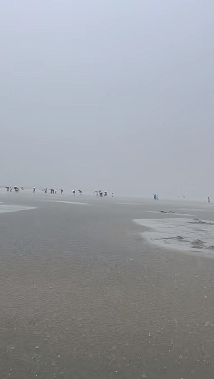 暴雨下的海滩。图源：社交平台截图