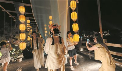 　　永嘉县大若岩镇，游人打卡当地的七夕灯会。 蒋勇 摄