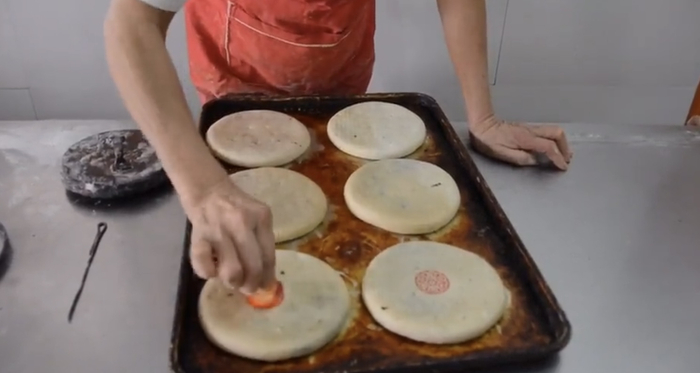 给大月饼盖上“红章”。受访者供图